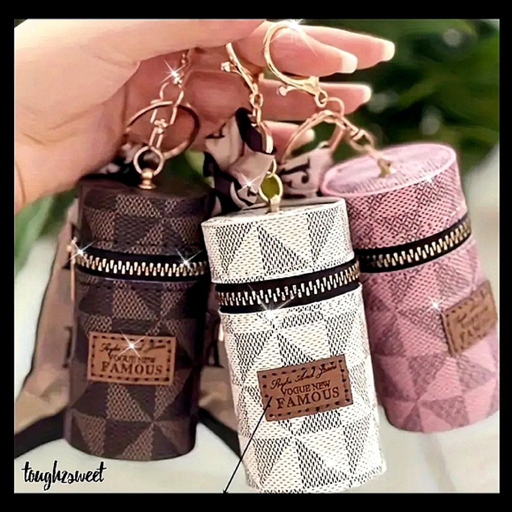 🆕️LAST 1🤎BROWN "VOGUE NEW FAMOUS" LUXURY STYLE DESIGNER LOOK LIPSTICK HOLDER